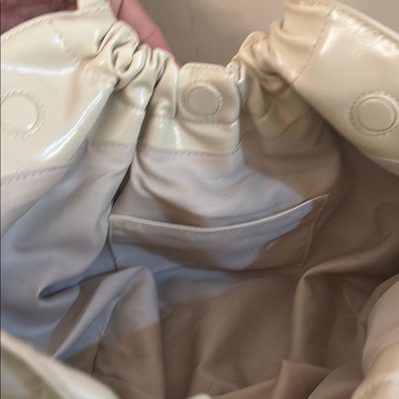 Elegant Cream Handbag with Gold Chain - Picture 3 of 3